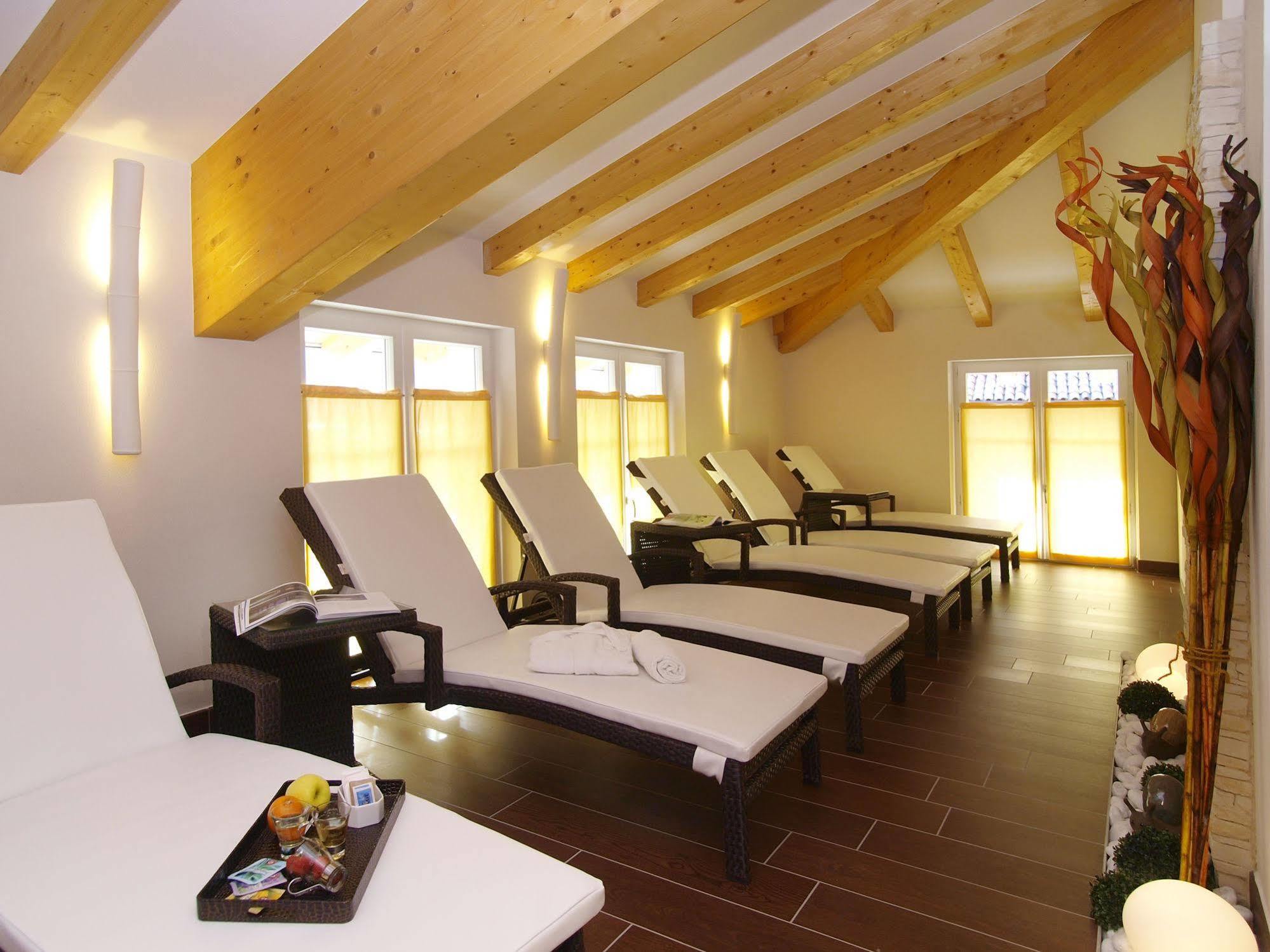 Hotel Garni Corallo Torbole Sul Garda Exterior photo