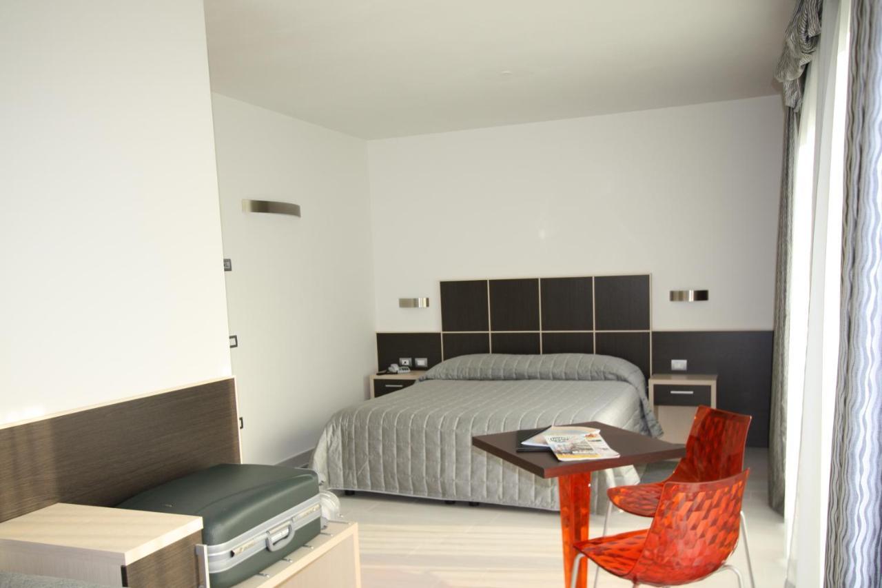 Hotel Garni Corallo Torbole Sul Garda Exterior photo